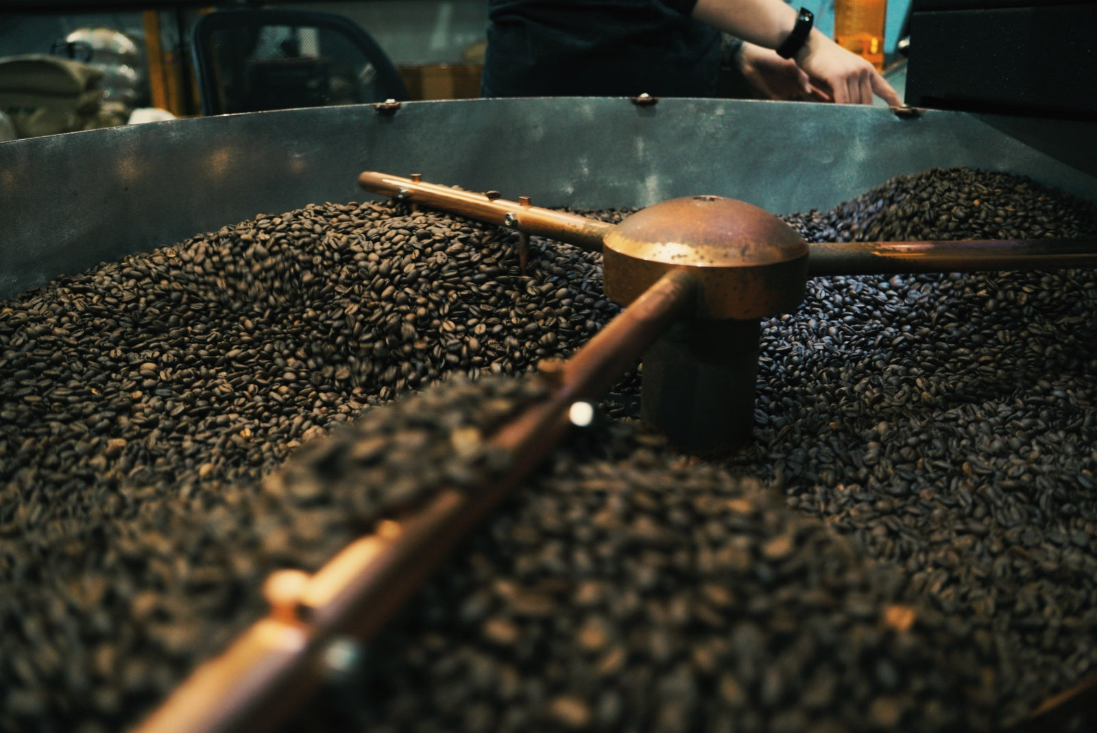 Cooling tray of coffee from a roasting machine